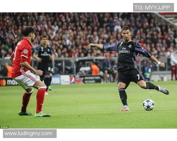 02年拜仁慕尼黑与皇家马德里经典对决回顾与分析